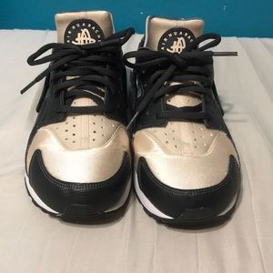 FINAL SALE!! Air Huarache tennis shoes by Nike